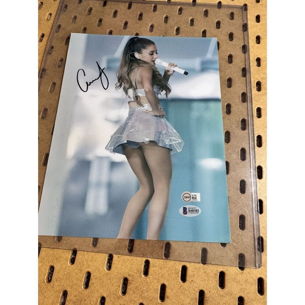 Ariana Grande‎ Autograph Signed 8x10 Singing In Silver Outfit Beckett Authentic - Picture 6 of 9